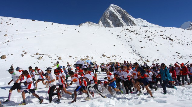 Atletas são fotografados durante a Maratona do Everest, no Nepal
