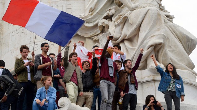 Em Paris, manifestantes realizam ato contra a ascensão do partido de extrema-direita francês, o Frente Nacional, após a votação para as eleições européias