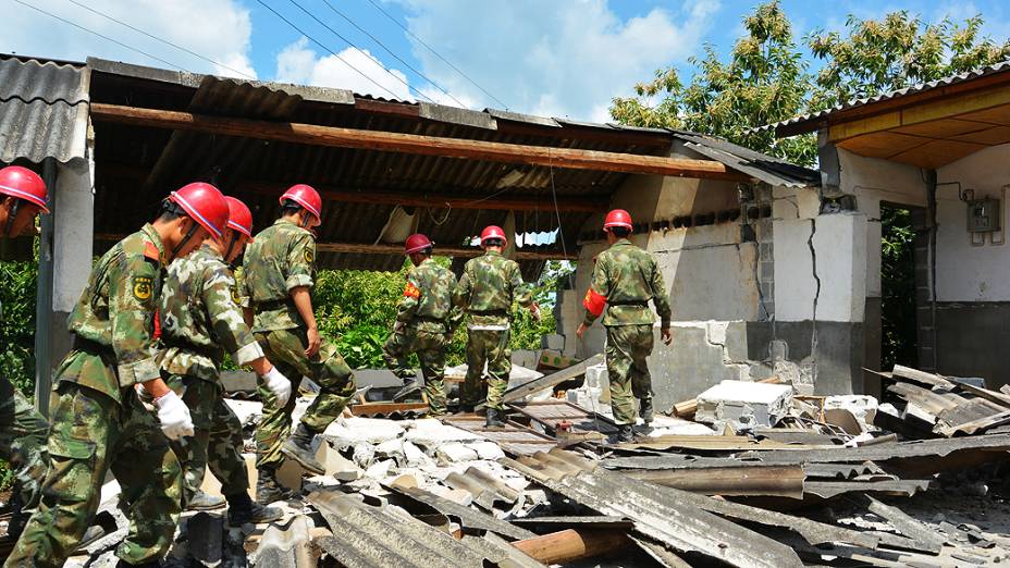 Equipes de resgate vasculham casas atingidas por um terremoto de magnitude 6,1 na província de Yunnan, sudoeste da China