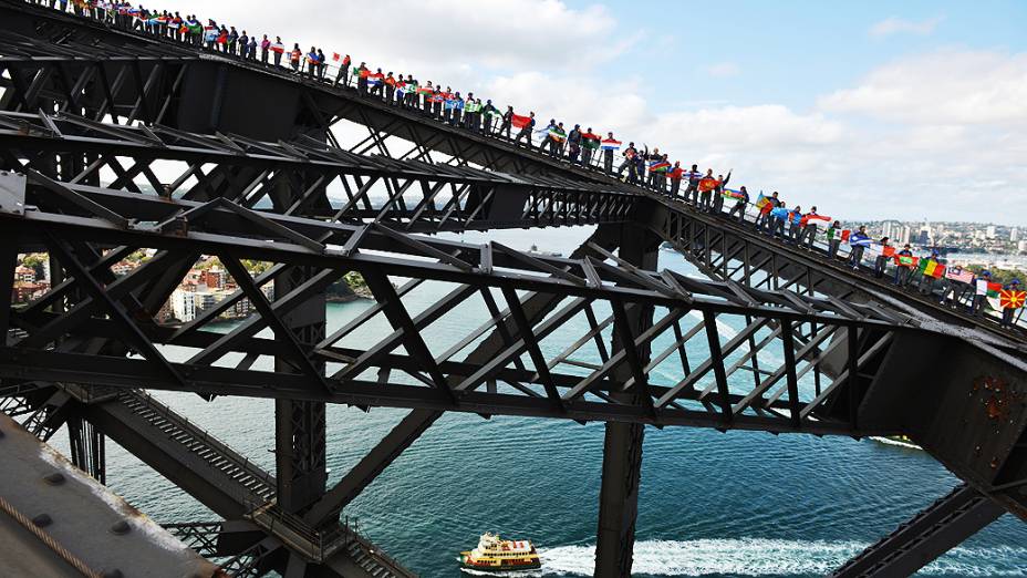 340 pessoas sobem na ponte Sydney Harbour para quebrar o recorde de pessoas no arco da ponte símbolo da capital financeira da Austrália, nesta sexta-feira (30)