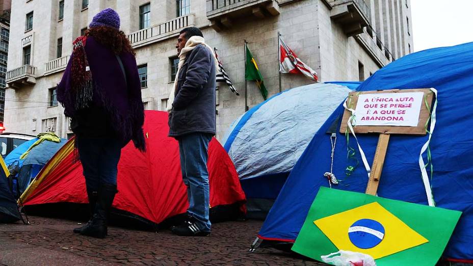 Professores da rede municipal de São Paulo passaram a madrugada desta sexta-feira (30) em vigília e acampanharam em frente ao prédio da Prefeitura, no Viaduto do Chá, no Centro da capital