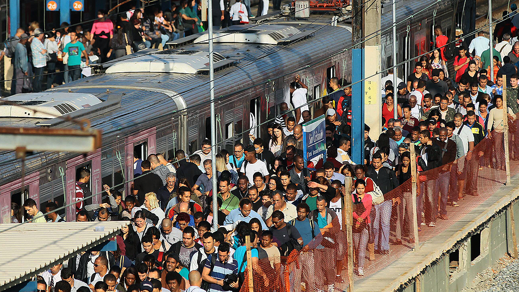 Movimentação intensa de passageiros na estação São Cristóvão da SuperVia