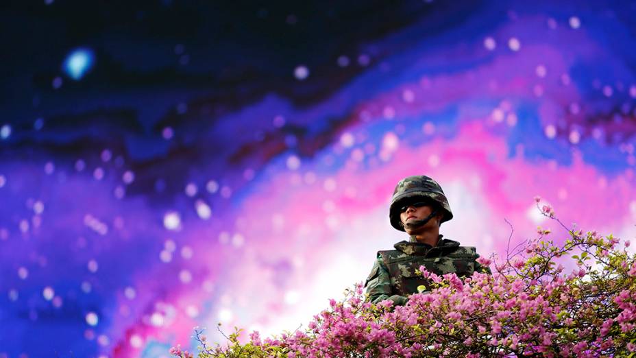 Na Tailândia, soldado faz guarda em frente ao Momumento da Vitória, na cidade de Bangcoc. O local foi palco de manifestantes que se opunham ao regime militar imposto no país