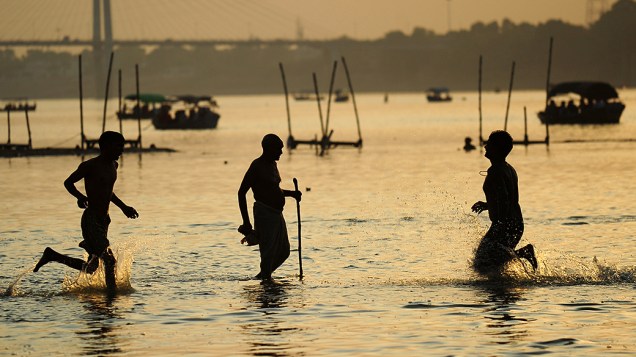 Indianos se banham na confluência dos rios Ganges, Yamuna e Saraswati, em Allahabad 