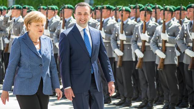 A chanceler alemã Angela Merkel e o primeiro-ministro da Georgia, Irakli Garibashvili, durante cerimônia de boas-vindas em Berlim, Alemanha