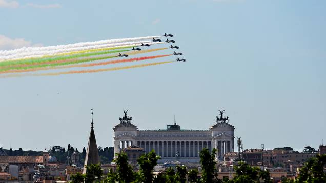 Força Aérea Italiana presta homenagem ao dia da República sobre o monumento a Vittorio Emanuele, em Roma