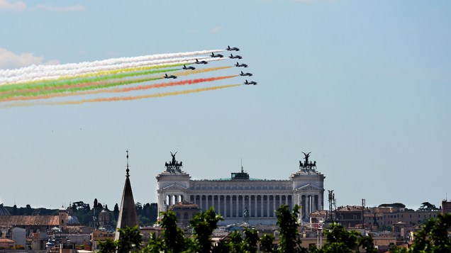 Força Aérea Italiana presta homenagem ao dia da República sobre o monumento a Vittorio Emanuele, em Roma