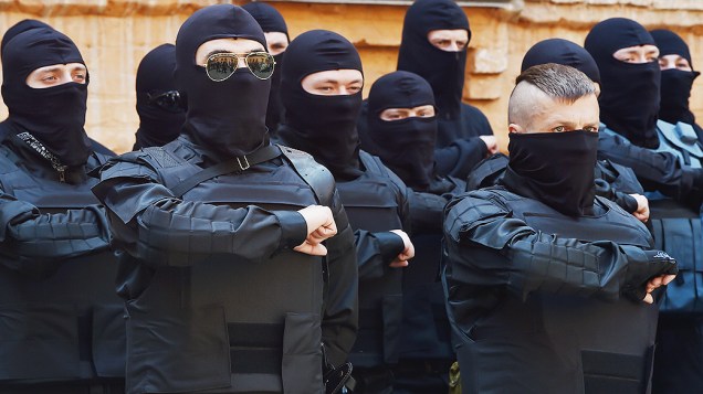 Soldados da Assembléia Nacionalista Social participam de ação anti-terrorismo junto com as tropas ucranianas na região leste de Kiev