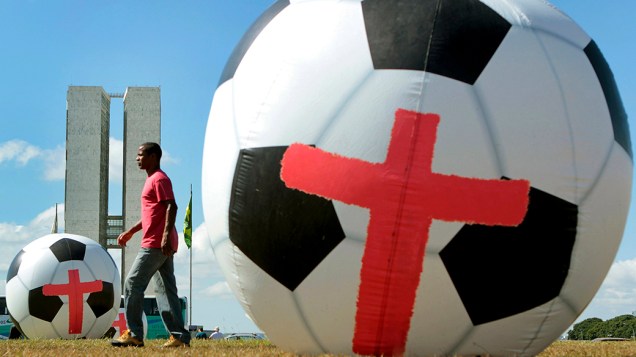 ONG Rio da Paz protestou contra os gastos com a Copa do Mundo no gramado da Esplanada dos Ministérios, em Brasília