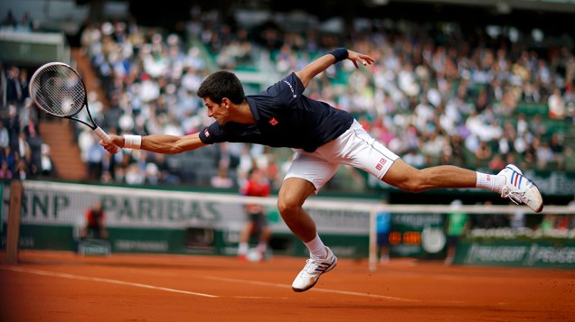 O sérvio Novak Djokovic durante partida das quartas de final do Roland Garros em Paris, França