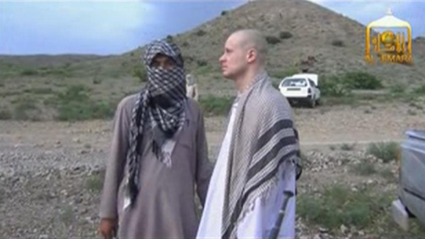 Imagem retirada de vídeo mostra sargento dos EUA Bowe Bergdahl (dir.) ao lado de combatente do Taleban pouco antes de sua libertação, no Afeganistão