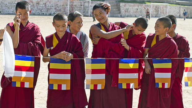 Monges budistas tibetanos antes de receber seu líder espiritual, o Dalai Lama em Dharmsala, Índia