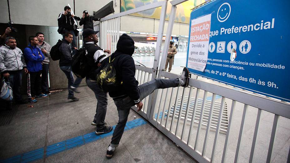 Vândalos arrombam o portão de entrada da estação Corinthians-Itaquera, na zona leste de São Paulo