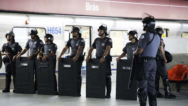 Tropa de Choque da Polícia Militar reforça a segurança na estação Brás do Metrô, durante a paralisação dos metroviários em São Paulo, SP, nesta sexta-feira (6)