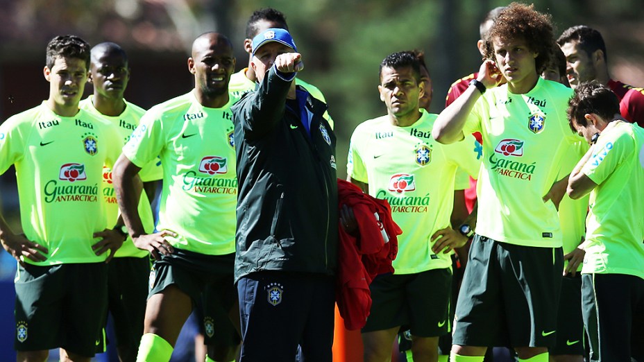 Luiz Felipe Scolari, técnico da seleção brasileira de futebol durante treino na Granja Comary, em Teresópolis, Rio de Janeiro