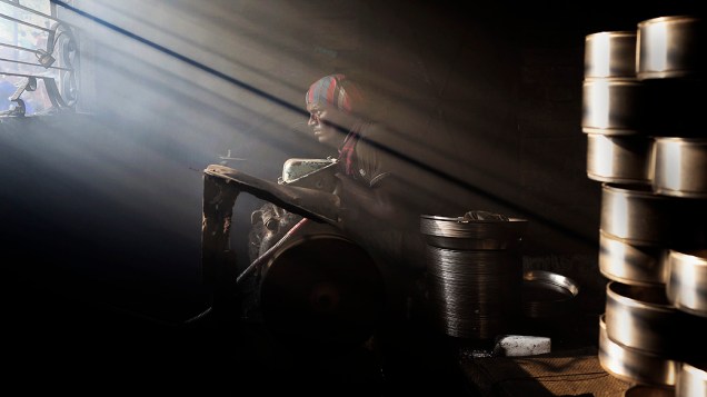 Trabalhador é fotografado em uma fábrica de metal no Dia Mundial do Meio Ambiente, em Dhaka, Bangladesh