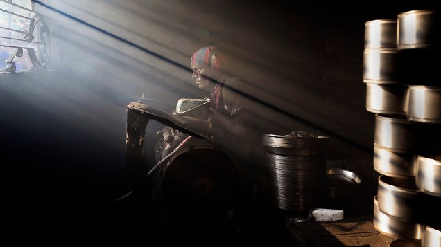 Trabalhador é fotografado em uma fábrica de metal no Dia Mundial do Meio Ambiente, em Dhaka, Bangladesh Trabalhador é fotografado em uma fábrica de metal no Dia Mundial do Meio Ambiente, em Dhaka, Bangladesh