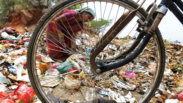 Moradores procuram materiais recicláveis ​​em um depósito de lixo, no Dia Mundial do Meio Ambiente em Hyderabad, na Índia