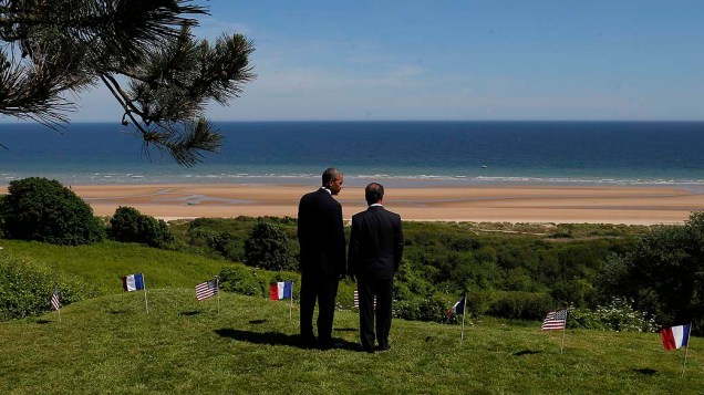 O presidente dos Estados Unidos, Barack Obama e o presidente francês, François Hollande observam a praia de Omaha, um dos locais do desembarque dos aliados no 70 º aniversário do Dia D em Colleville sur Mer, na Normandia, França
