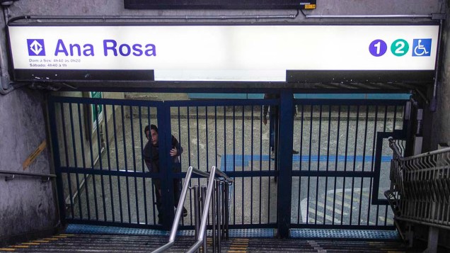 Estação Ana Rosa da Linha 1-Azul do Metrô São Paulo, que abriu as portas às 8h30, nesta sexta-feira (06), depois de um confronto entre grevistas e policiais militares. Bombas de gás foram lançadas para dispersar os manifestantes, que tentavam impedir a abertura da estação