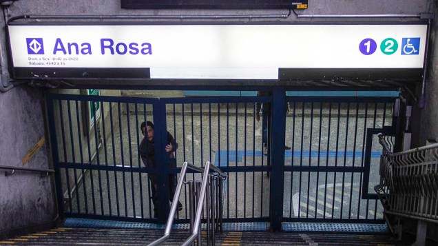 Estação Ana Rosa da Linha 1-Azul do Metrô São Paulo, que abriu as portas às 8h30, nesta sexta-feira (06), depois de um confronto entre grevistas e policiais militares. Bombas de gás foram lançadas para dispersar os manifestantes, que tentavam impedir a abertura da estação Estação Ana Rosa da Linha 1-Azul do Metrô São Paulo, que abriu as portas às 8h30, nesta sexta-feira (06), depois de um confronto entre grevistas e policiais militares. Bombas de gás foram lançadas para dispersar os manifestantes, que tentavam impedir a abertura da estação