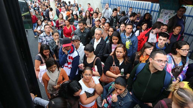Movimentação intensa de usuários do metrô em ponto de ônibus da estação Ana Rosa do Metrô durante a paralisação dos metroviários em São Paulo, SP, nesta sexta-feira (6)