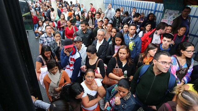 Vândalos arrombam o portão de entrada da estação Corinthians-Itaquera, na zona leste de São Paulo