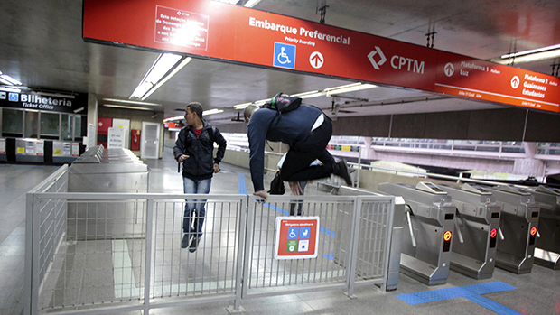 Vândalos invadem a estação Corinthians-Itaquera, na zona leste de São Paulo Vândalos invadem a estação Corinthians-Itaquera, na zona leste de São Paulo