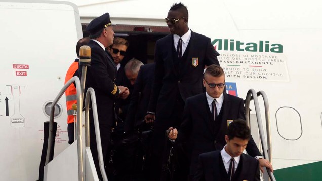 A seleção italiana desembarcou com atraso, no início da manhã desta sexta-feira (06), no Rio de Janeiro para a Copa do Mundo