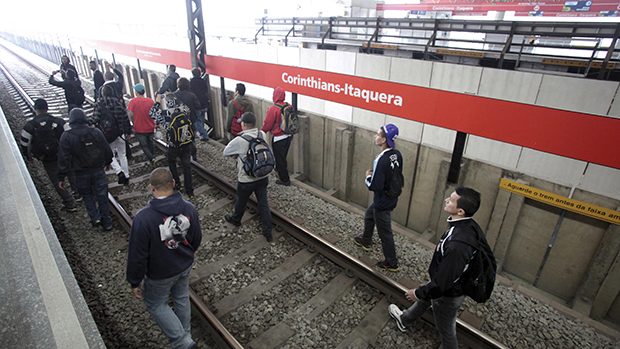 Vândalos invadem a estação Corinthians-Itaquera, na zona leste de São Paulo