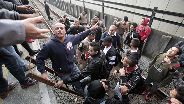 Vândalos invadem a estação Corinthians-Itaquera, na zona leste de São Paulo