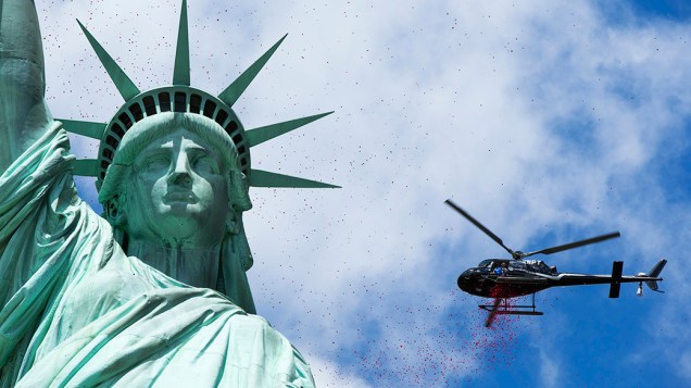 Em Nova York, pétalas de rosa são jogadas sobre a Estátua da Liberdade como parte das comemorações do 70º aniversário do Dia D 