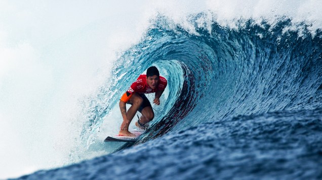 Gabriel Medina pega um tubo durante as quartas de final do WCT em Fiji. O surfista derrotou o havaiano John John Florence e vai enfrentar o norte-americano Kolohe Andino nas semifinais