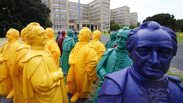 O artista alemão Ottmar Hoerl presta homenagem ao centenário da Universidade de Goethe em Frankfurt, na Alemanha