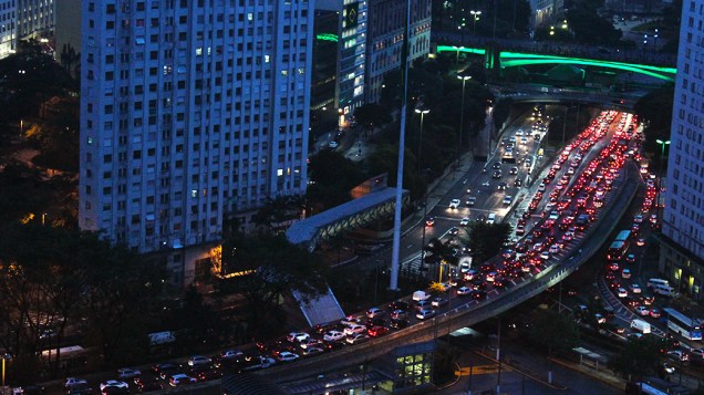 Trânsito intenso na região central de São Paulo na noite desta sexta-feira (6). Greve dos metroviarios e fortes chuvas contribuiram para o congestinamento recorde nas vias da capital