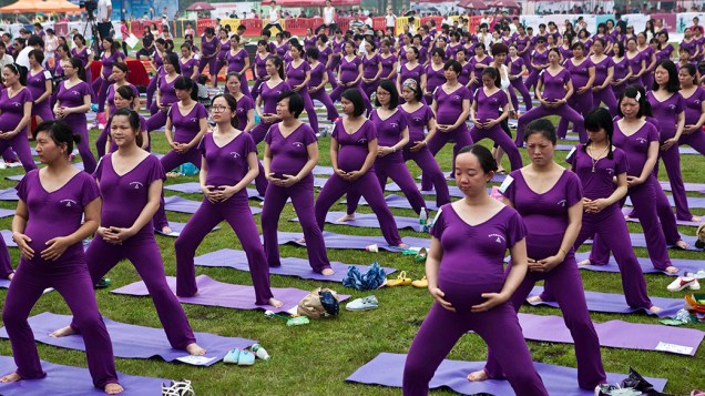 Grávidas realizaram aula coletiva ioga para tentar quebrar o Recorde Mundial de maior aula de ioga pré-natal, em Changsha, província de Hunan, na China