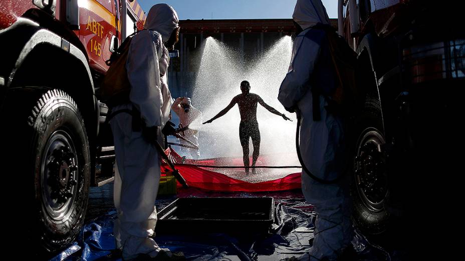 Integrante do Exército Brasileiro passa por um processo de descontaminação durante simulacão de ataque químico e radiológico no Estádio Mané Garrincha, em Brasília