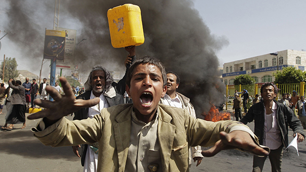 Manifestantes protestam contra a escassez de combustível no Iêmen, na capital Sanaa
