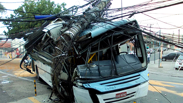 Ônibus colidiu contra um poste na Estrada do Portela em Madureira, na zona norte do Rio de Janeiro