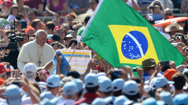 Papa Francisco é fotografado ao lado da bandeira do Brasil durante audiência geral na Praça de São Pedro, no Vaticano