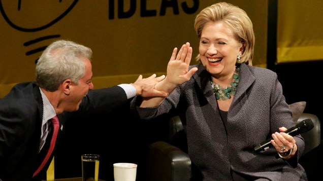 Em Chicago, a ex-secretária de Estado Hillary Clinton conversa com o prefeito da cidade, Rahm Emanuel, durante o lançamento de seu livro intitulado Hard Choices