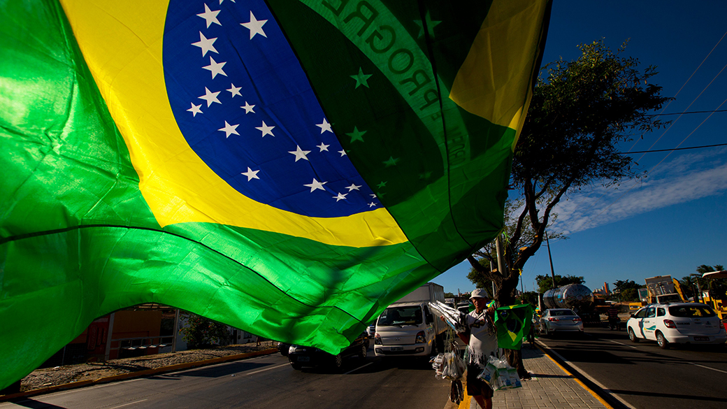 Bandeira do Brasil é vista nas ruas da cidade de Fortaleza em comemoração à abertura dos jogos da Copa do Mundo de Futebol de 2014
