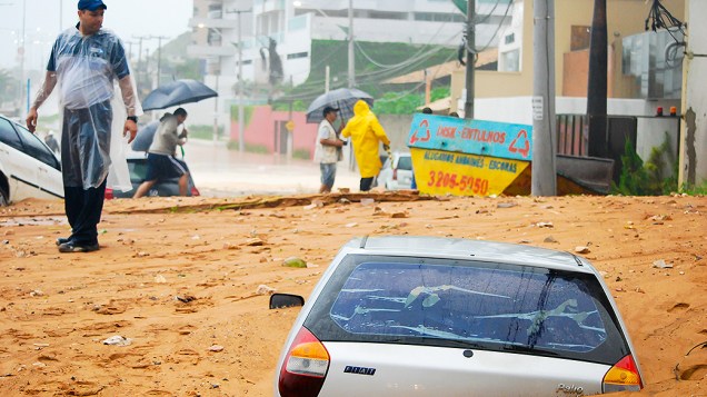 Deslizamento de terra deixa veículos soterrados no Bairro Areia Preta, em Natal (RN), após forte chuva 