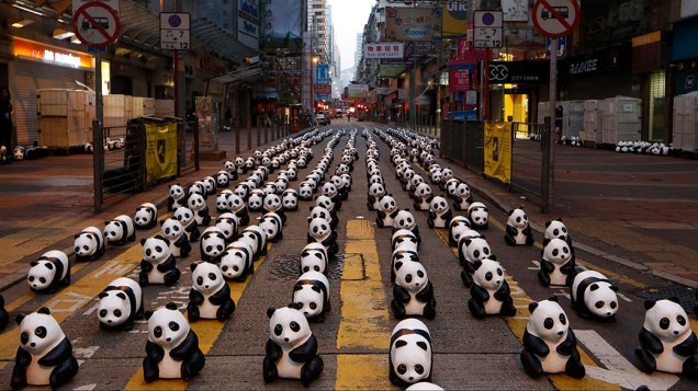 Pandas de papel criados pelo artista francês Paulo Grangeon são exibidos em uma rua na cidade de Mong Kok, na China