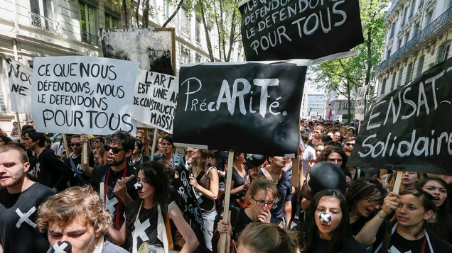 Em Lyon, na França, artistas, técnicos e outros trabalhadores informais das artes ameaçam intensificar protestos para impedir cortes no seguro-desemprego 