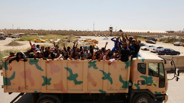 Voluntários se unem ao exército iraquiano para combater os militantes sunitas do Estado radical islâmico do Iraque que tomaram Mosul e outras províncias ao norte de Bagdá  