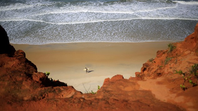 Surfista caminha na praia Cacimbinha, perto de Natal; A cidade é uma das sedes da Copa do Mundo de Futebol de 2014