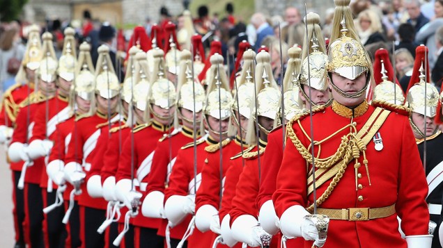 Em Windsor, soldados tomam posições durante cerimônia anual de homenagem à ordem de Garter, a mais antiga da cavalaria britânica