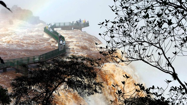 Turistas observam Cataratas do Iguaçu no Parque Nacional; A maior queda d`água da América Latina fica na fronteira entre Brasil e Argentina