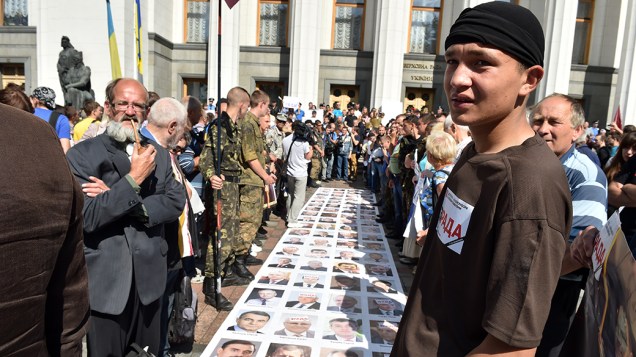 Em Kiev, retratos dos deputados ucranianos são utilizados em forma de protesto exigindo a dissolução do parlamento e a antecipação das eleições 